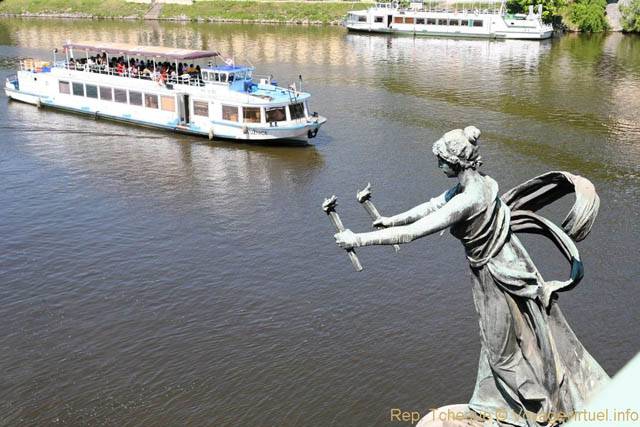 Cechuv Most, détail, pont et bateau-mouche - Prague, République Tchèque