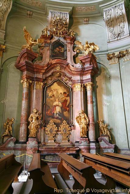 Marbre rose et dorures, Église Saint-Nicolas (Kostel sv. Mikuláše), Malá Strana - Prague, République Tchèque