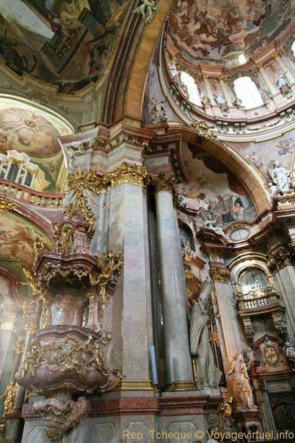Église Saint-Nicolas (Kostel sv. Mikuláše), vue sur la chaire et le dôme, Malá Strana - Prague, République Tchèque