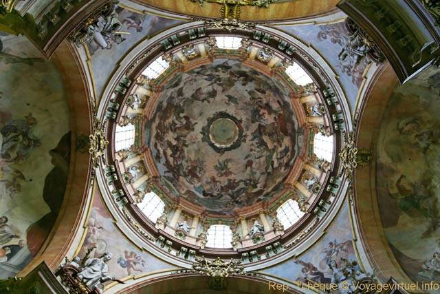 Église Saint-Nicolas (Kostel sv. Mikuláše), les décors autour du dôme, Malá Strana - Prague, République Tchèque
