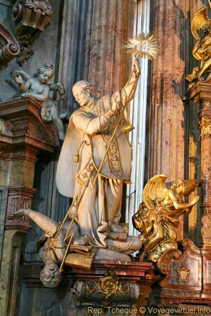Domination catholique, statue de l'Église Saint-Nicolas (Kostel sv. Mikuláše), Malá Strana - Prague, République Tchèque