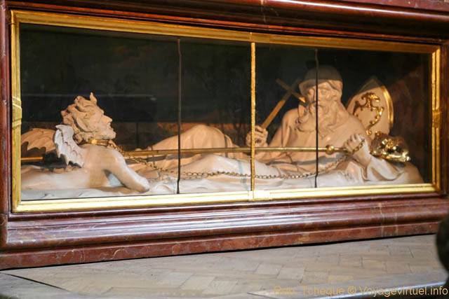Le diable tenu en laisse, sculpture, Église Saint-Nicolas (Kostel sv. Mikuláše), Malá Strana - Prague, République Tchèque