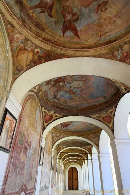 Le cloître aux murs et plafonds peints, Notre-Dame de la Victoire (Montagne Blanche), Bílá Hora - Prague, République Tchèque