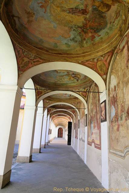 Sous les arcades du cloître, Eglise Notre-Dame de la Victoire (Montagne Blanche), Bílá Hora - Prague, République Tchèque