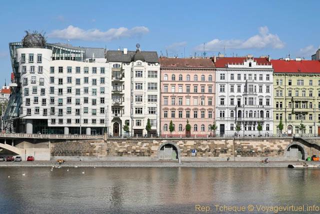 Le quai et la Maison dansante (Tancici Dum, Jiráskovo náměstí) - Prague, République Tchèque