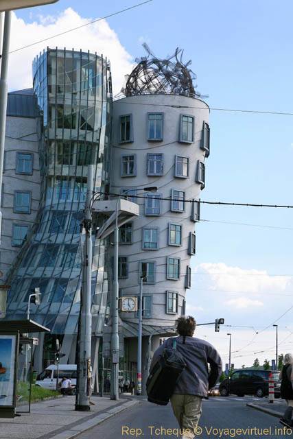 La Maison dansante, vue de côté, (Tancici Dum, Jiráskovo náměstí) - Prague, République Tchèque