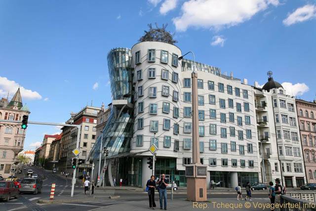 Une autre vue de la Maison qui danse (Tancici Dum, Jiráskovo náměstí) - Prague, République Tchèque