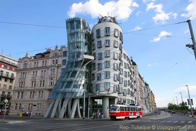 Tramway passant devant la Maison dansante (Tancici Dum, Jiráskovo náměstí) - Prague, République Tchèque