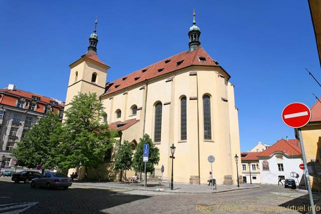 Arrière de l'église de St Castulus, Hastalske Namesti Kostel - Prague, République Tchèque