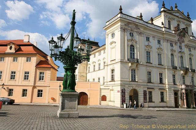 Face au Palais de l'Archevêché, Hradcanske Nam - Prague, République Tchèque