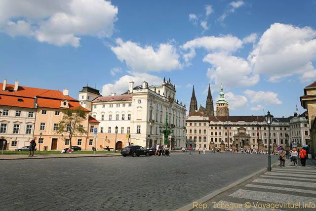 Le château et le Palais de l'Archevêché vus depuis Hradcanske Nam - Prague, République Tchèque