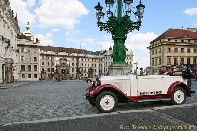 Hradcanske Nam, vieille automobile du Sightseeing Tour - Prague, République Tchèque