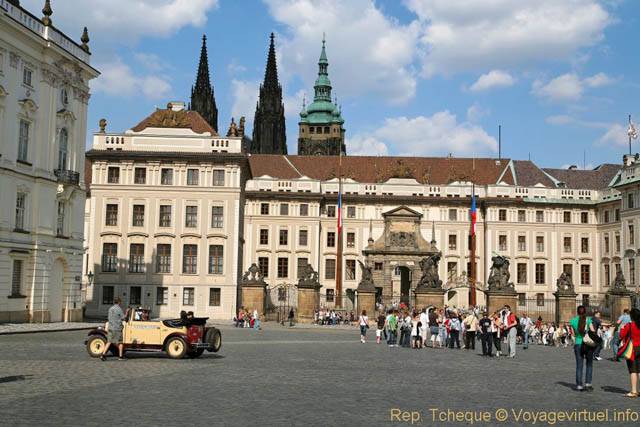 Hradcanske Nam, vue sur l'entrée du château - Prague, République Tchèque