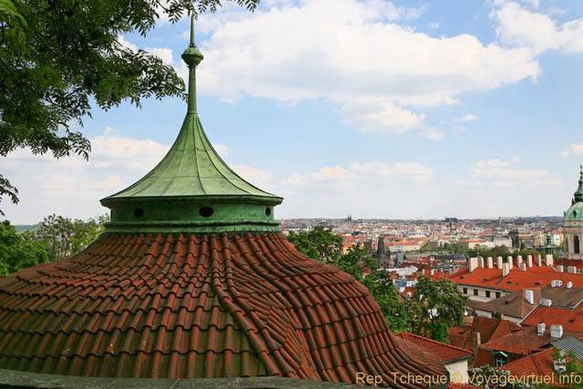 Hradčany, jardins du château, le toit de tuiles, Zahrady, (Prazsky Hrad) - Prague, République Tchèque