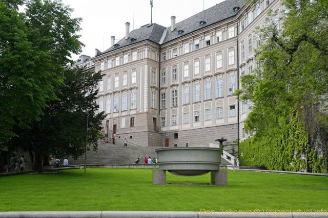 Hradčany, sculpture sur la pelouse des jardins du château, Zahrady, (Prazsky Hrad) - Prague, République Tchèque
