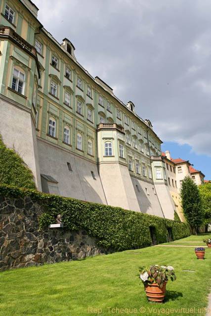 Hradčany, les murailles du château qui plongent dans le jardin, Zahrady, (Prazsky Hrad) - Prague, République Tchèque