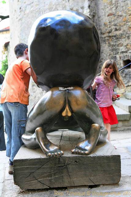 Hradčany, Daliborka Prazsky, un bronze moderne vu de derrière - Prague, République Tchèque