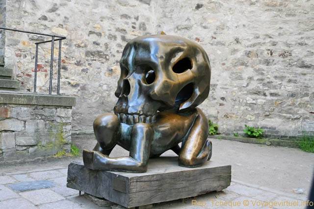 Hradčany, Daliborka Prazsky, œuvre en cuivre de Jaroslav Róna, parabole à tête de mort - Prague, République Tchèque
