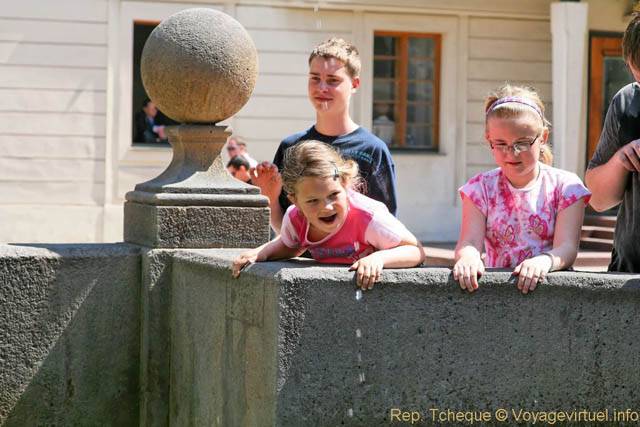 Hradčany, les enfants et les gouttes d'eau, deuxième Cour du château Royal, (Prazsky Hrad) - Prague, République Tchèque