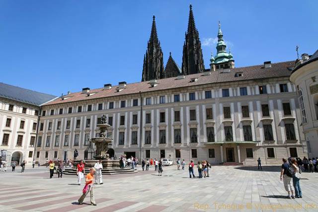 Hradčany, la façade et les flèches de la cathédrale, deuxième Cour du château Royal - Prague, République Tchèque