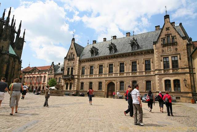 Hradčany, dans la cour pavée, Jirske Namesti, (Prazsky Hrad) - Prague, République Tchèque