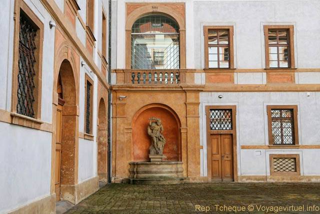 Statue dans une niche, Hradčany, Loretanska - Prague, République Tchèque