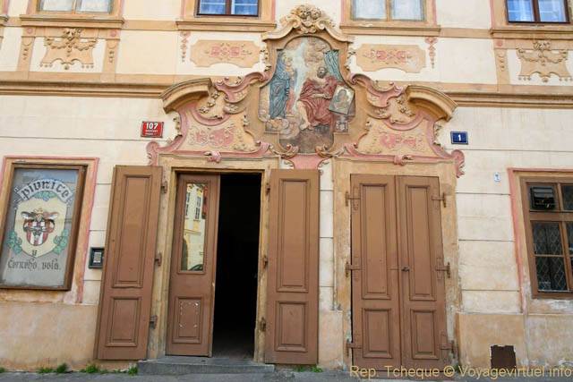 Peinture sur une façade au 107/1 Loretánské nám. - Prague, République Tchèque