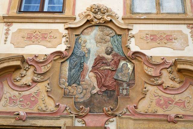 Gros plan sur le tableau et la décoration en façade, Loretanska, Hradčany - Prague, République Tchèque