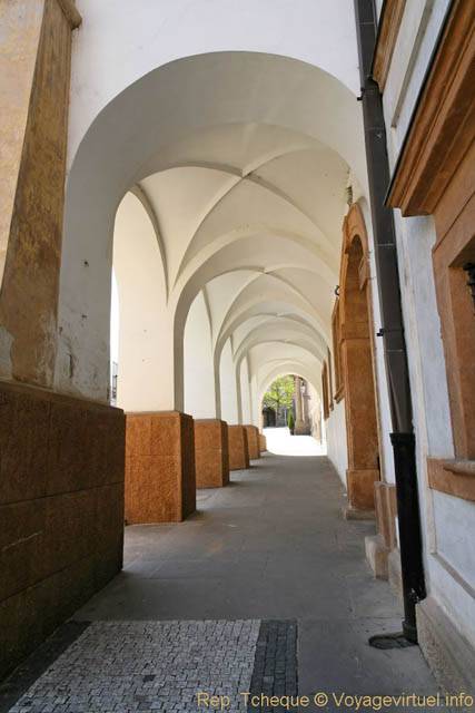 Hradčany, Loretanska, voûtes croisées et arcades blanches - Prague, République Tchèque