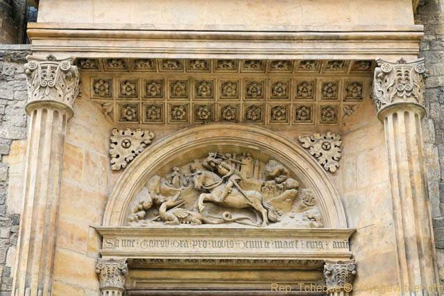Hradčany, St Georges terrasse le dragon, sculptures du fronton de la basilique Saint-Georges - Prague, République Tchèque