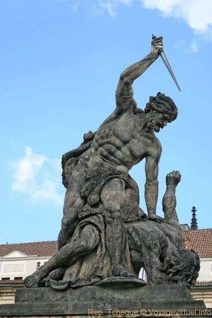 Hradčany, une statue de Ignác Platzer à l'entrée du château Royal, côté Hradcanske - Prague, République Tchèque