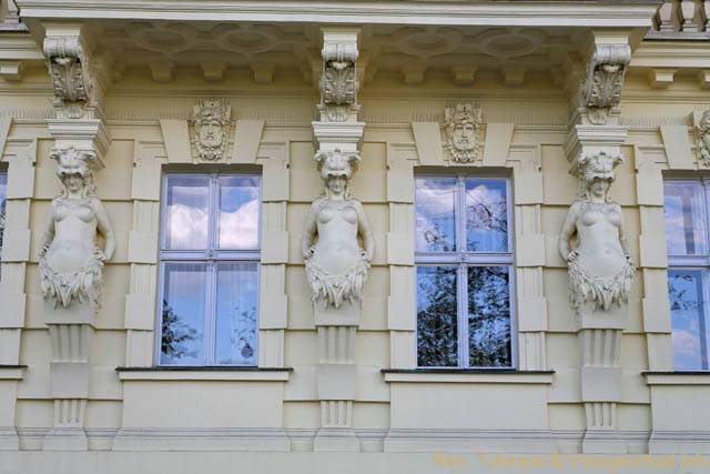 Tryptique de femmes atlantes, Janackovo Nabr - Prague, République Tchèque