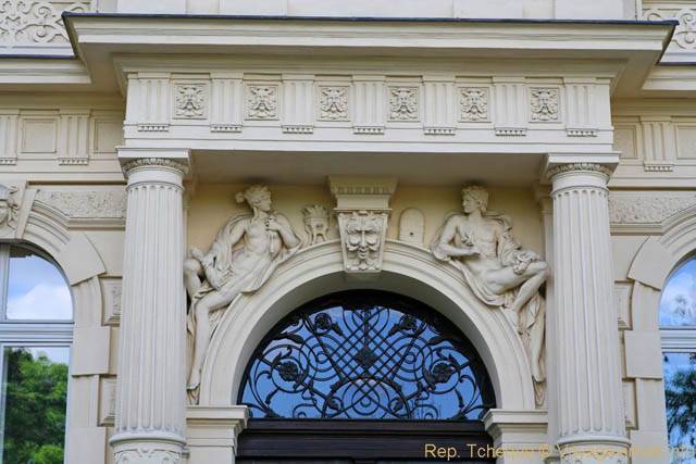 Sculptures entre les colonnes,Janackovo Nabr - Prague, République Tchèque