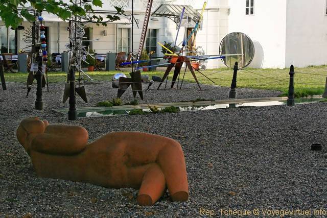 Sculpture couchée et oeuvres de plasticiens, Kampa Museum, Sovovy Mlyny - Prague, République Tchèque