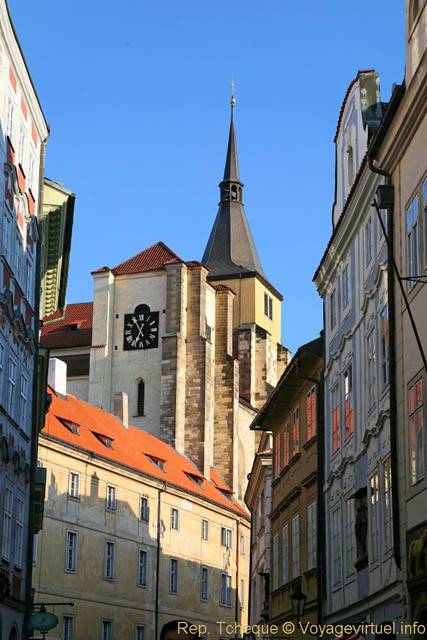 Karlova, vue sur un clocher et une horloge - Prague, République Tchèque