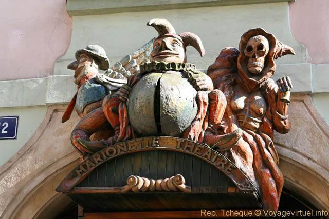 Karlova, sculptures à l'entrée du Marionette théâtre - Prague, République Tchèque