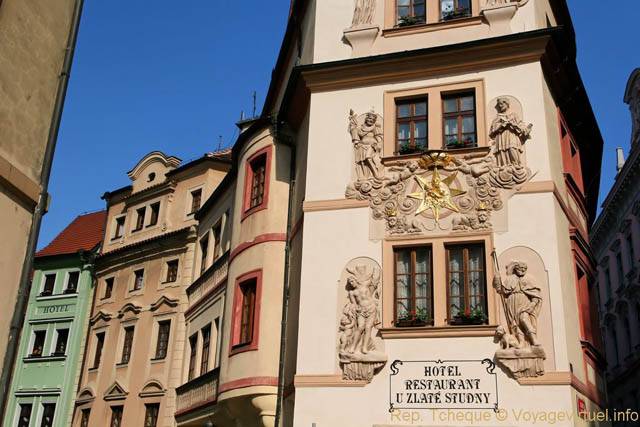 Karlova, sculptures sur la façade de l'hôtel-restaurant U Zlaté Studny - Prague, République Tchèque