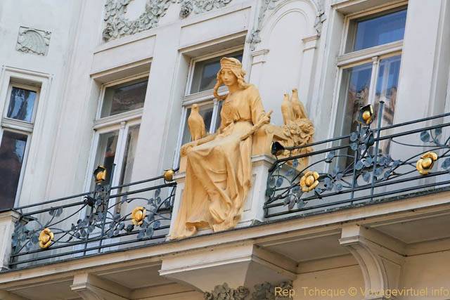 Statue sur le balcon, Karlova U Zlaté Studne - Prague, République Tchèque