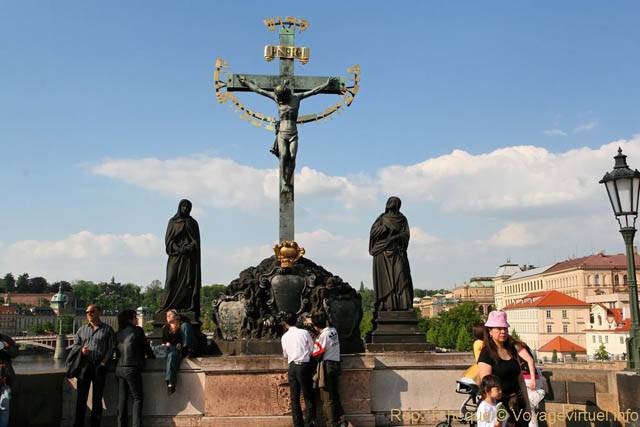 Karluv Most, sculpture du Golgotha, côté nord du Pont Charles - Prague, République Tchèque