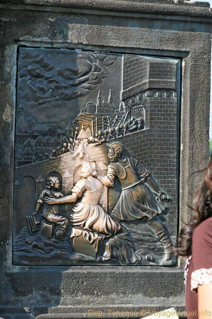 Karluv Most, piédestal de la statue de Jean Népomucène, lumière - Prague, République Tchèque