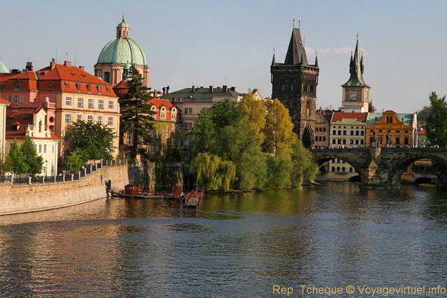 Le dôme de l'église Saint François et le pont Charles (Kostel Sv Frantiska Assisi) - Prague, République Tchèque