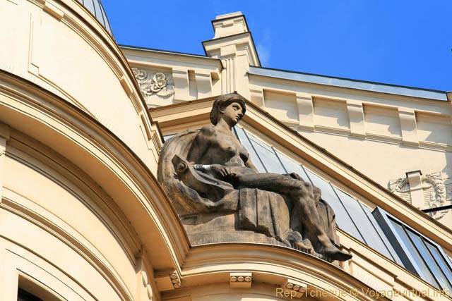 Statue de femme allongée, U Prašné brány - Prague, République Tchèque