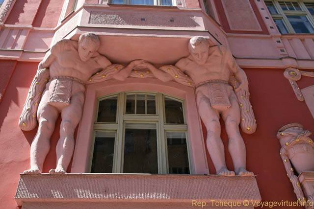 Gros plan sur les atlantes, 7 Elišky Krásnohorské - Prague, République Tchèque