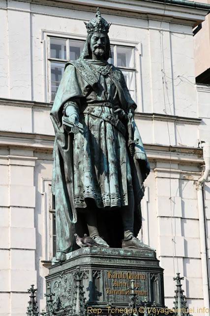 Statue devant le Musée Karolo Quarto, place des Croisés - Prague, République Tchèque