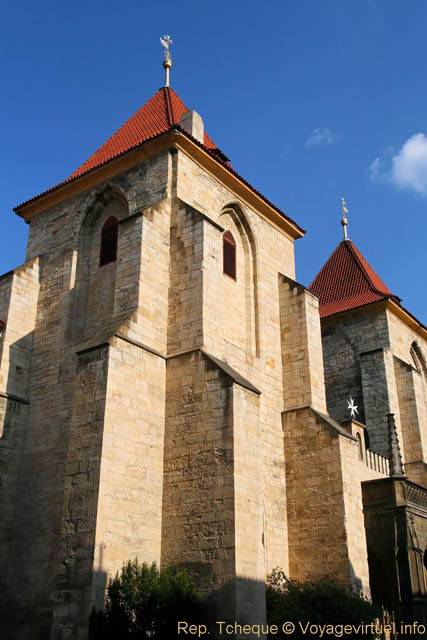 Malá Strana, clochers de l'église Notre-Dame sous la chaîne dans Lázeňská - Prague, République Tchèque