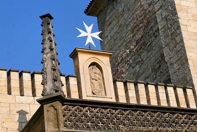 Vierge sculptée sur l'église Notre-Dame sous la chaîne dans Lázeňská, Malá Strana - Prague, République Tchèque