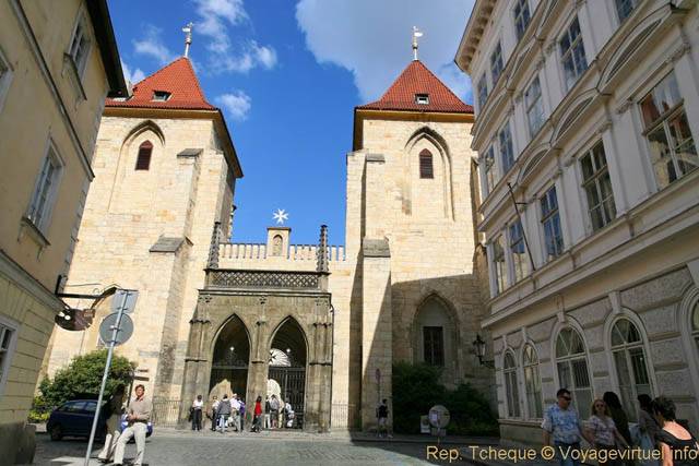 Façade de l'église Notre-Dame sous la chaîne dans Lázeňská, Malá Strana - Prague, République Tchèque