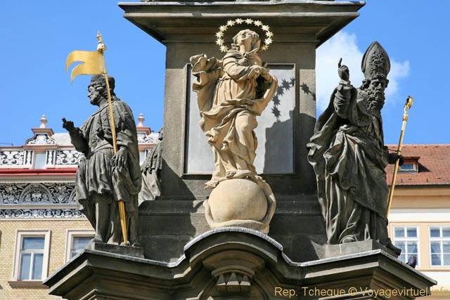 Gros plan sur les statues de la Colonne de la Trinité, Place Malostranské, Malá Strana - Prague, République Tchèque