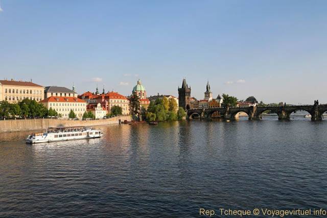 Manesuv Most, vue sur le Clementinum et le Pont Charles - Prague, République Tchèque