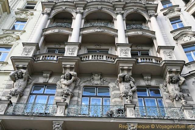 Les quatre atlantes sur Masarykovo Nabrezi - Prague, République Tchèque